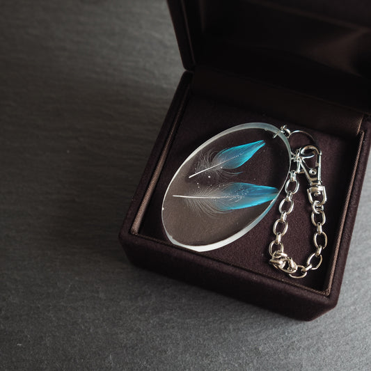 鳥の羽根のレジンバッグチャーム