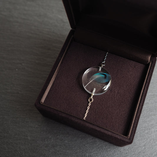 鳥の羽根のレジンブレスレット