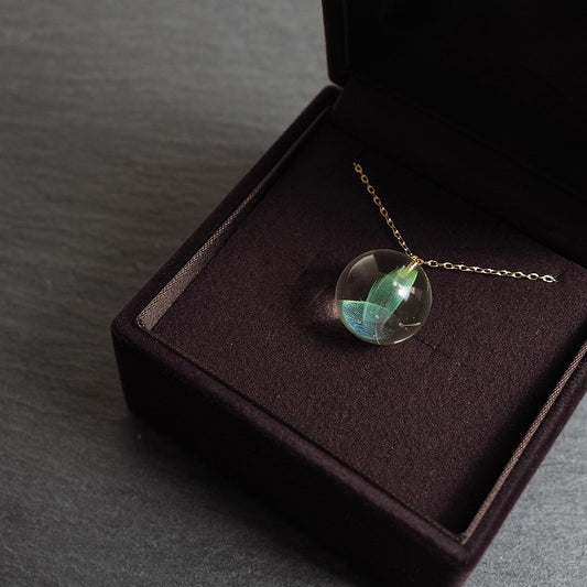 セキセイインコの羽根のレジン球体ネックレス