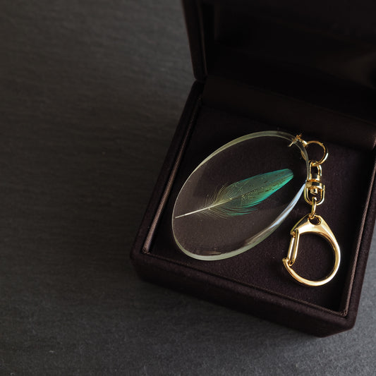 鳥の羽根のレジンキーホルダー