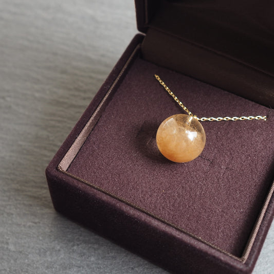 ペットの毛のレジン球体ネックレス